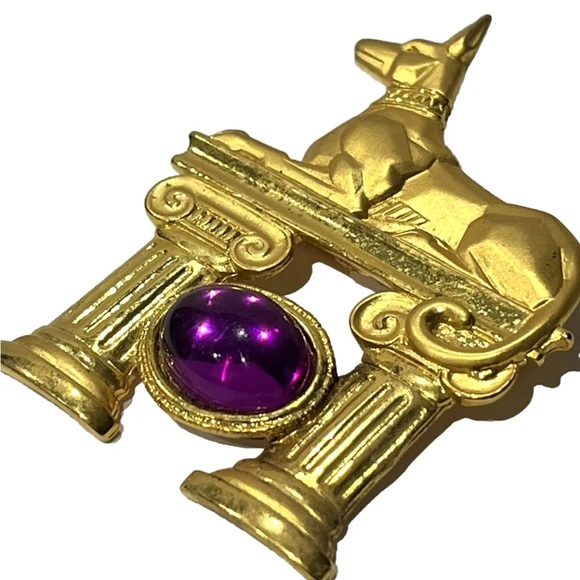 Vintage Egyptian Anubis w/ amethyst cabochon  signed JJ Brushed Gold Brooch Dog - Picture 3 of 7